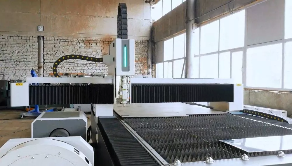 FL-L1560FR-3000-D220-IPG Лазерный станок для резки листового металла и труб