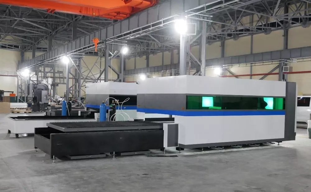 FL-L2060FEHR-12000-D220-IPG Лазерный станок для резки листового металла и труб со сменным столом и кабинетной защитой