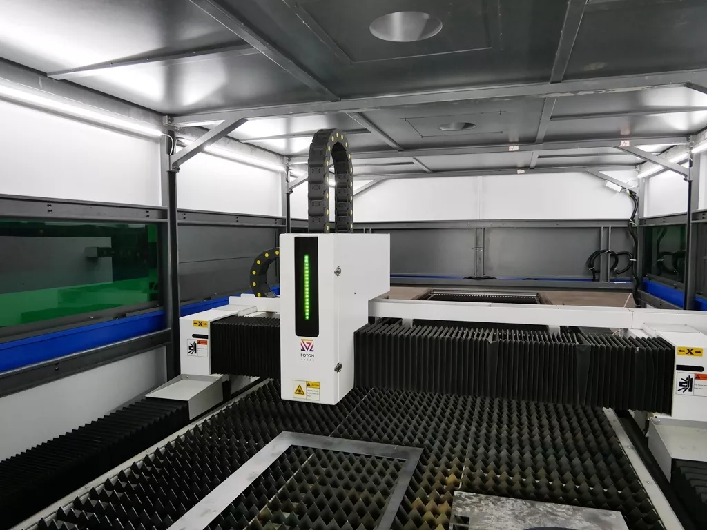 FL-L2040FHR-1000-D220-IPG Лазерный станок для резки листового металла и труб с кабинетной защитой