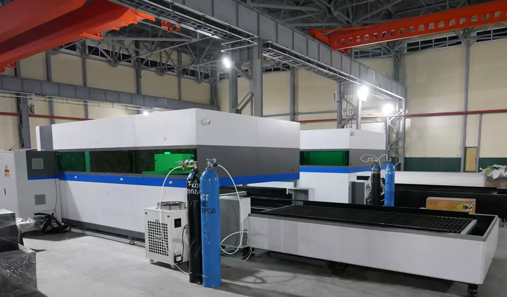 FL-L1560FEHR-3000-D350-IPG Лазерный станок для резки листового металла и труб со сменным столом и кабинетной защитой