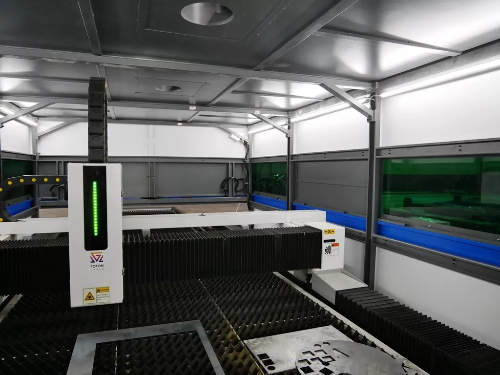 FL-L2040FHR-30000-D350-IPG Закрытый лазерный станок для резки листового металла с труборезом